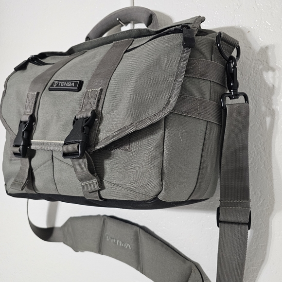 Tenba Camera Messenger Bag Gray Padded DSLR Gear Travel Bag Adjustable Strap - Picture 3 of 8